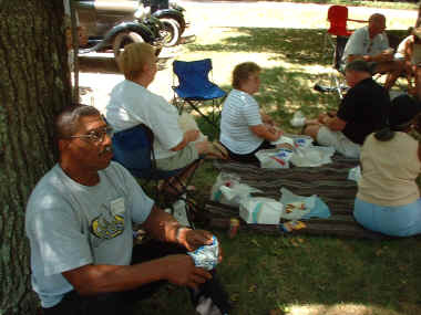 images/harrysandypicnic.jpg (314242 bytes)